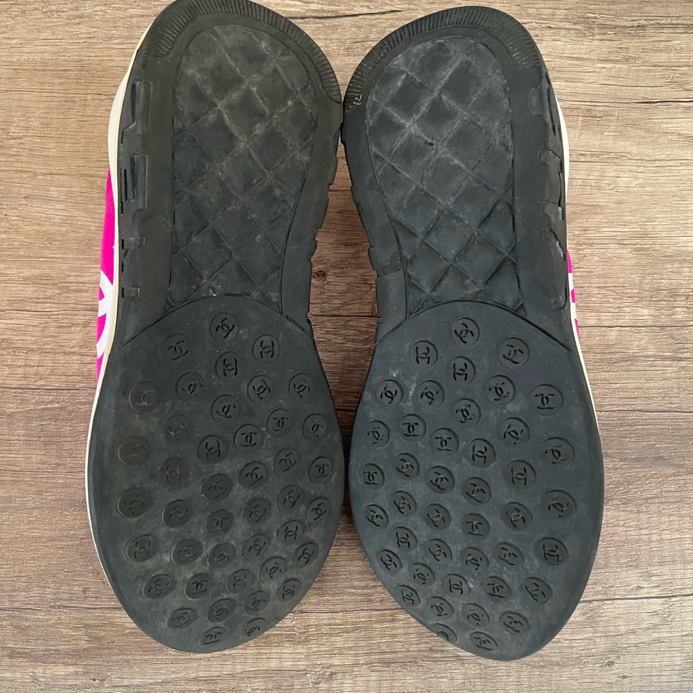 CHANEL Pink Sneakers with White Logo and Streamlined Design - Picture 4 of 7
